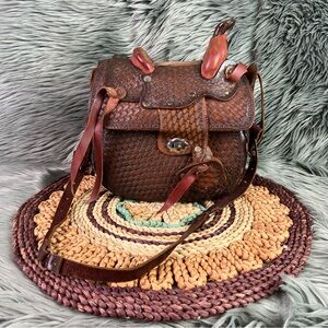 VTG Woven Leather Sherpa Lined Realistic Horse Saddle Shaped Purse Shoulder Bag